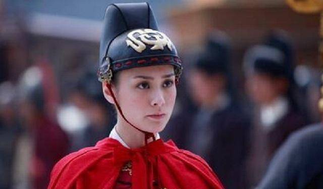 首先,明代女官制度由朱元璋制定,设立了管理机构"六