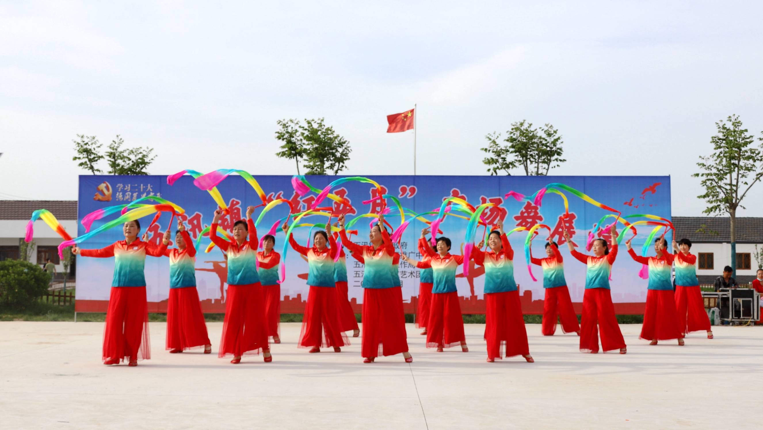江苏省滨海县五汛镇"红五月"广场舞展演红红火火