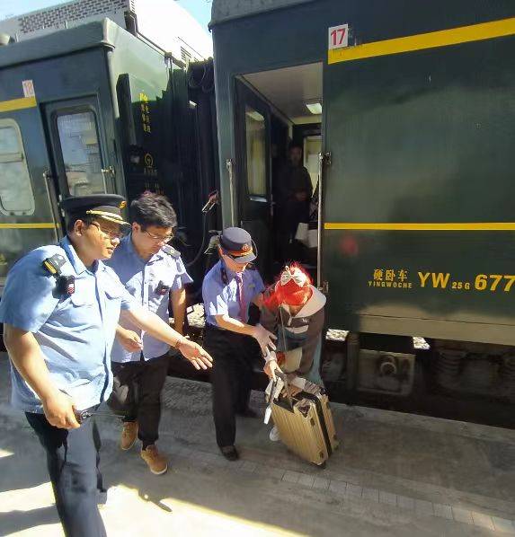5月16日1时23分,上海开往周口的k1506次到达无锡站时,17号车厢列车员
