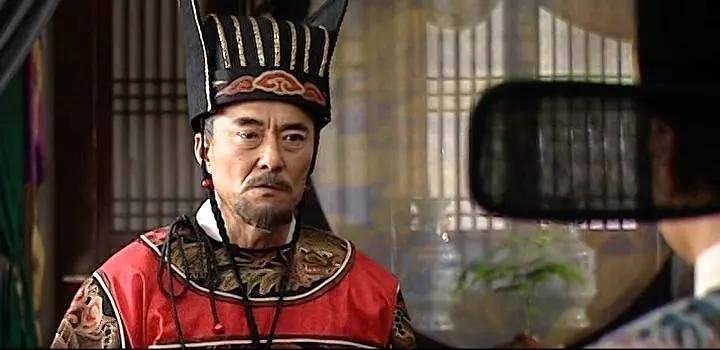 他不按套路出牌,一上来就打四个2带俩王