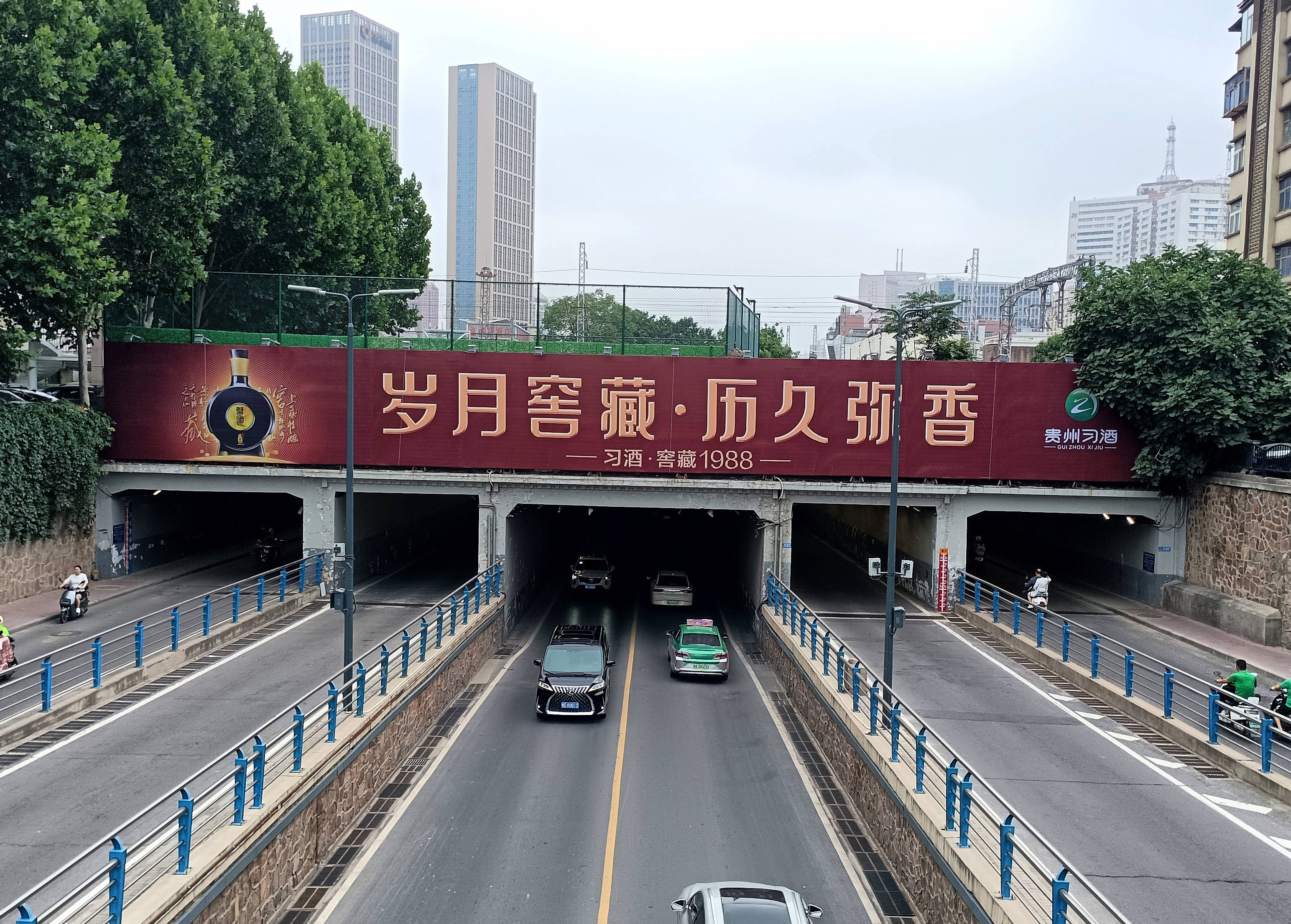 郑州大型户外广告牌-高架桥铁路桥广告