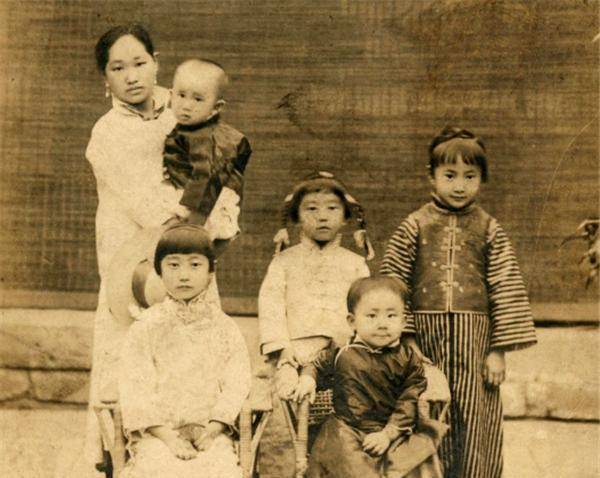 在清朝政府中的地位很重,母亲又是乾隆皇帝乾隆皇帝五世的直系重孙女