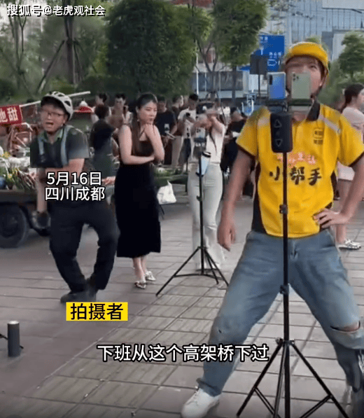 四川成都:男子下班途中路过高架桥,网络主播扎成堆搞直播,网红经济太