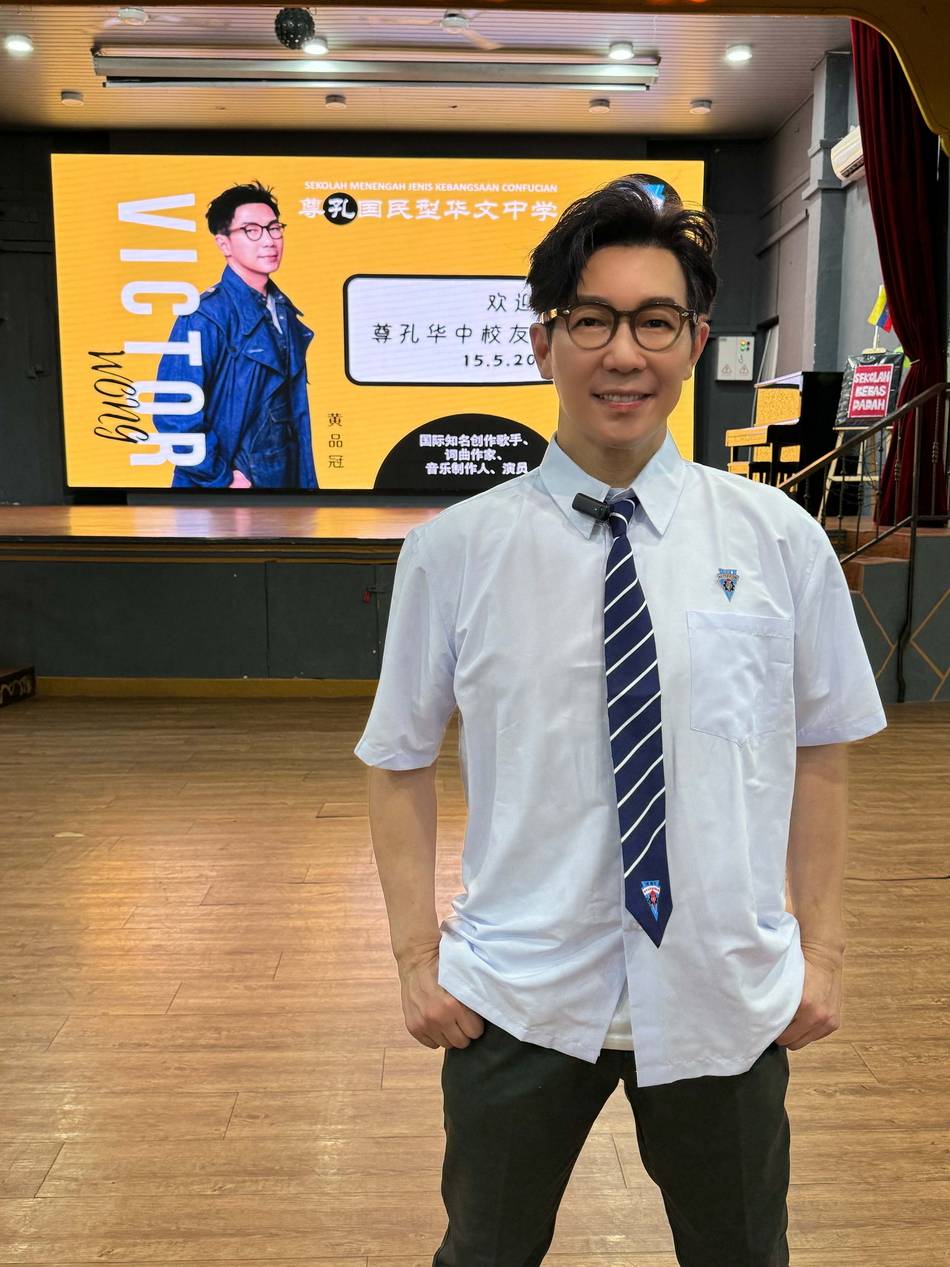 当年的品冠一直怀抱歌手梦,他透露道:"我记得当时中学三年级,我参加了