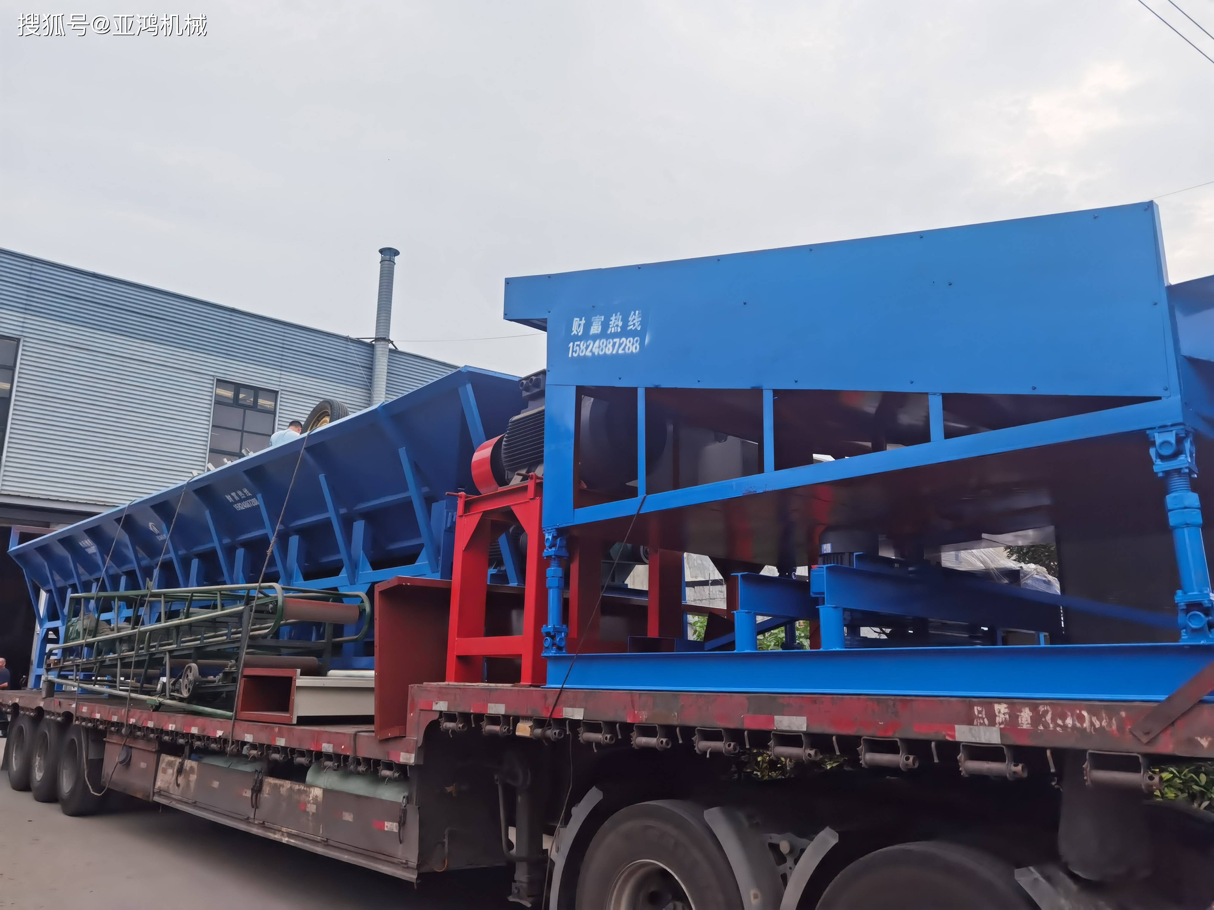 杨树松木扒皮机单辊大型剥树皮机是一种针对各种木材进行剥皮的专业