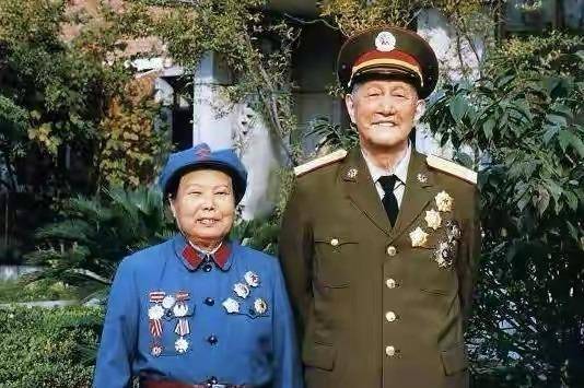 她17岁嫁给洪学智,儿子不是省长就是将军,如今102岁仍健在