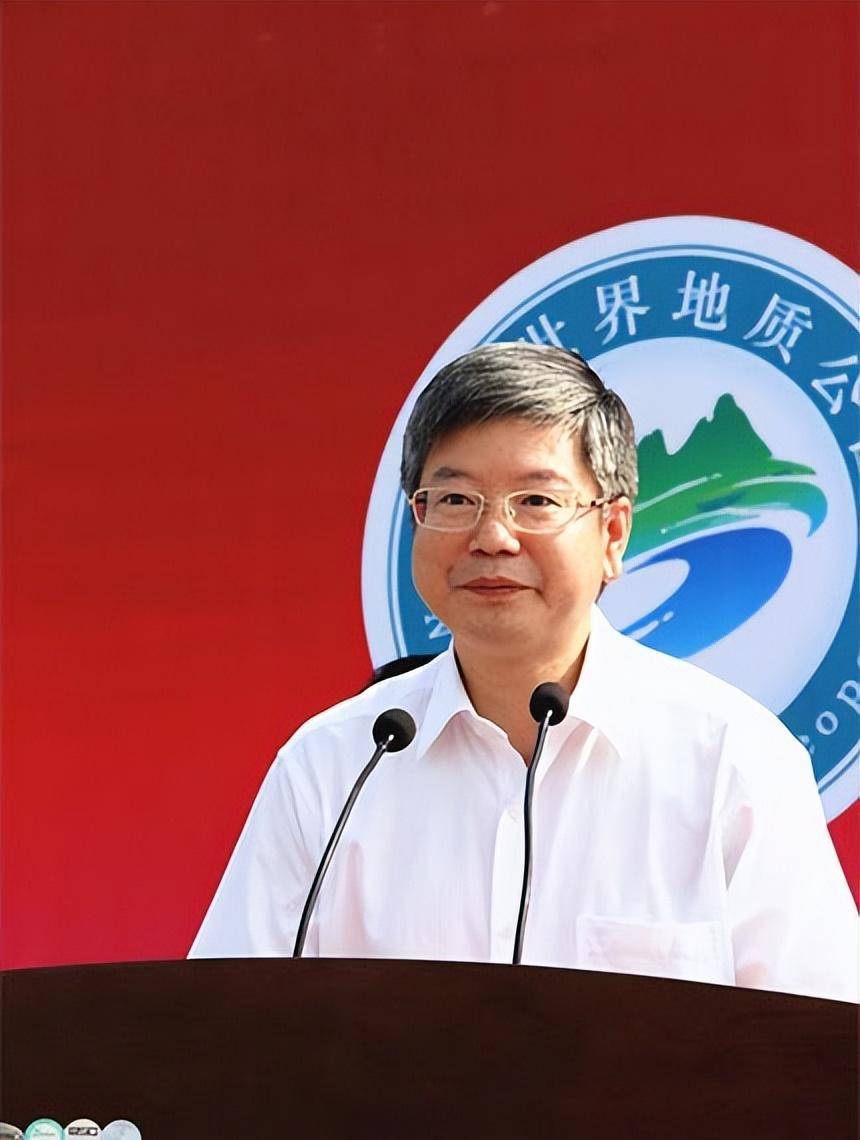 他用了30年时间,从办事员成长为副市长,后在常务副市长任上被查