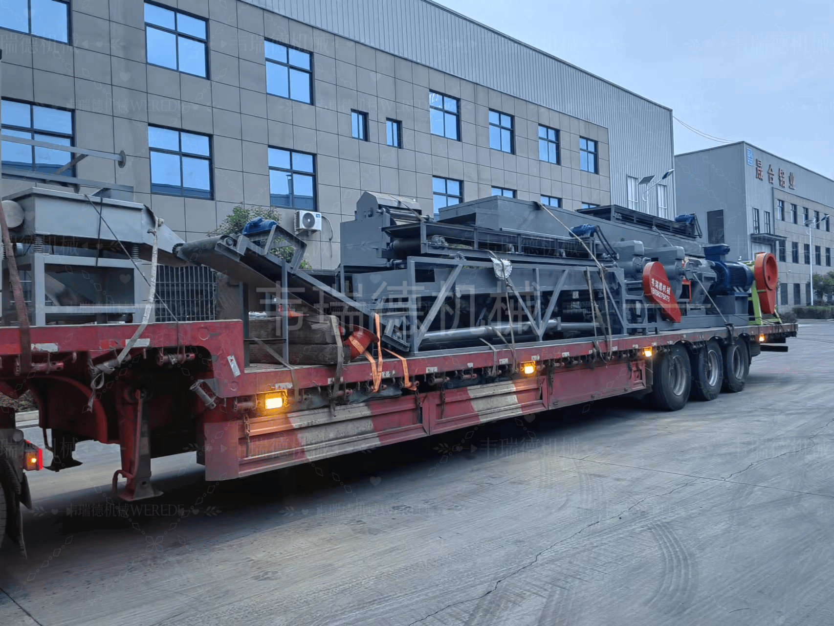 轮胎粉碎机可以将废旧轮胎进行高效,快速地破碎和粉碎,使其变成更小的