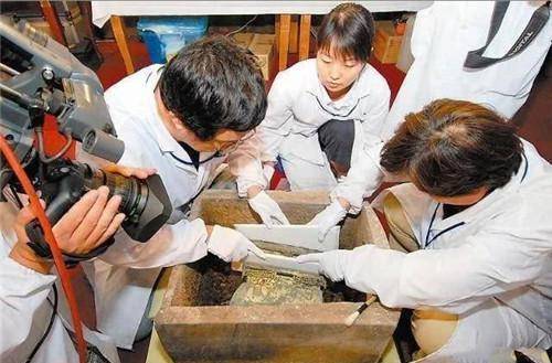 里也曾出土过一个类似的文物,里面装的正是得道高僧圆寂后的舍利子