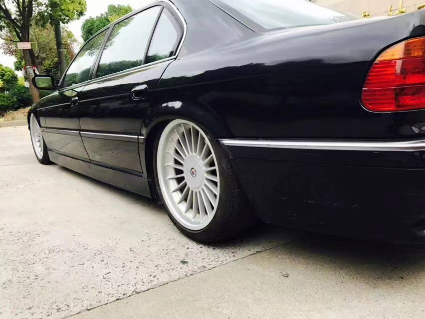 宝马7系e38的airbft气动避震贴地风格改装,是对经典豪华轿车定义的