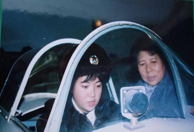 1989年,她正式进入长春飞行基础学院学习,1993年毕业后成为中国空军内