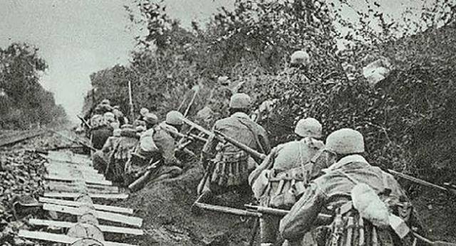 立在登瀛桥上,可以看到不长的东西大街上的中市桥,察院桥,直道桥,端