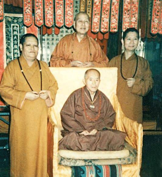 77岁还能二指禅倒立?海灯法师去世多年后,徒弟揭开真相:是假的