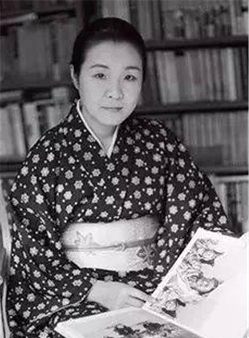 这位日本尼姑就是濑户内晴美,1922年,出生于日本的一个经营佛坛店的