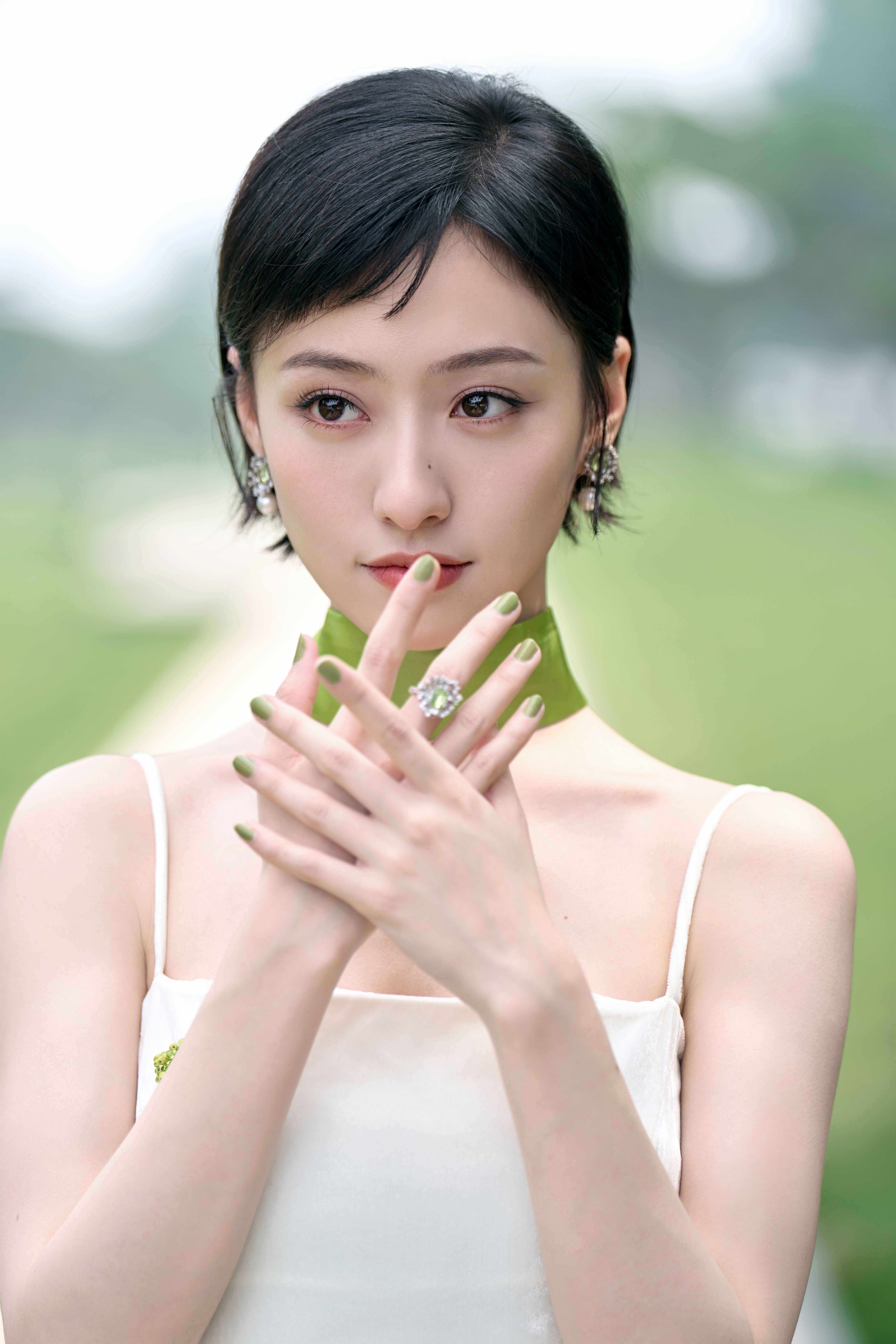 胡连馨挑战超短发造型 搭绿色妆容似森林精灵-搜狐大视野-搜狐新闻