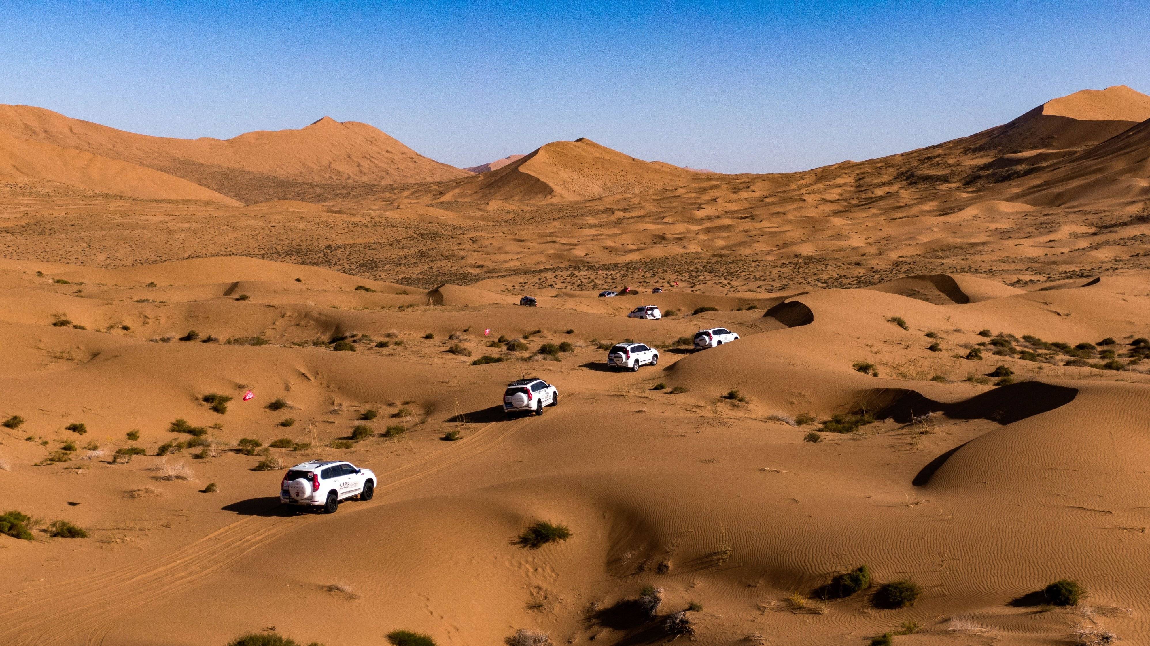 沙漠畅玩 敦煌鸣沙山沙漠硬派车越野穿越 滑沙日落