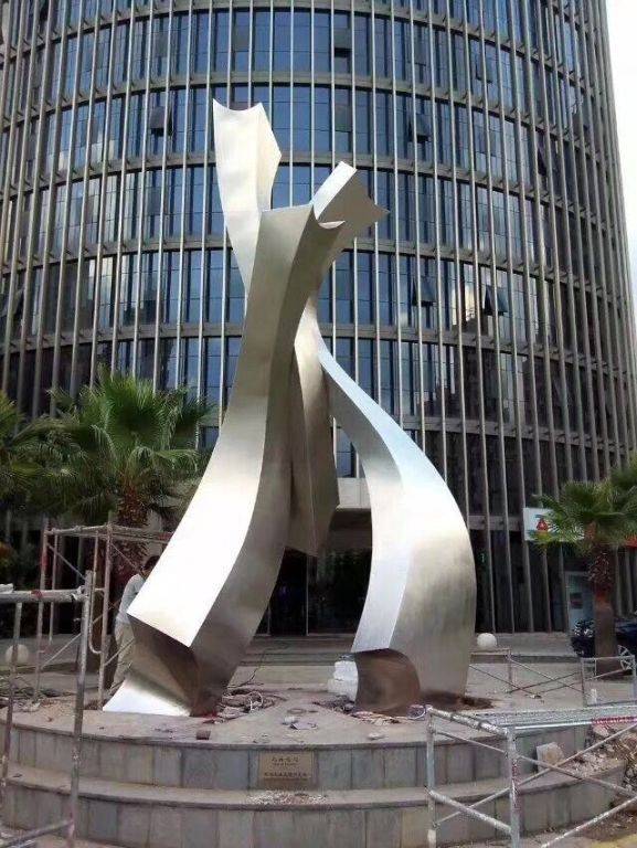 其核心在于将平板不锈钢加工成具有双曲面几何形状的板材,使其既具有