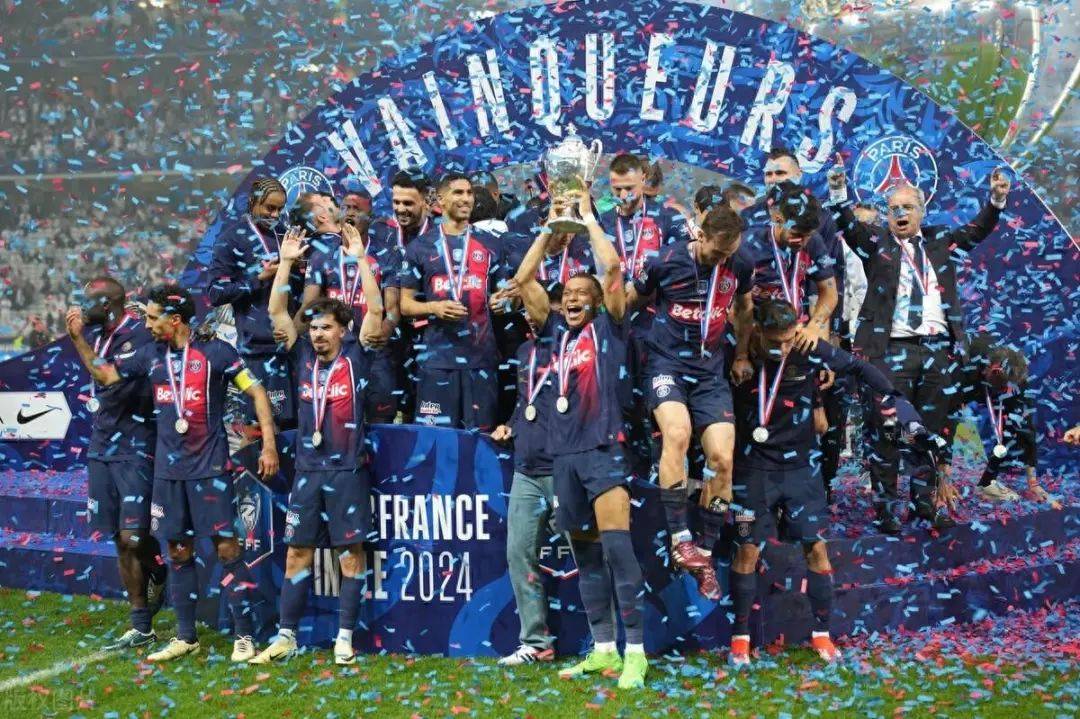 但最终大巴黎凭借着出色的防守和进攻成功捧起了法国杯冠军奖杯