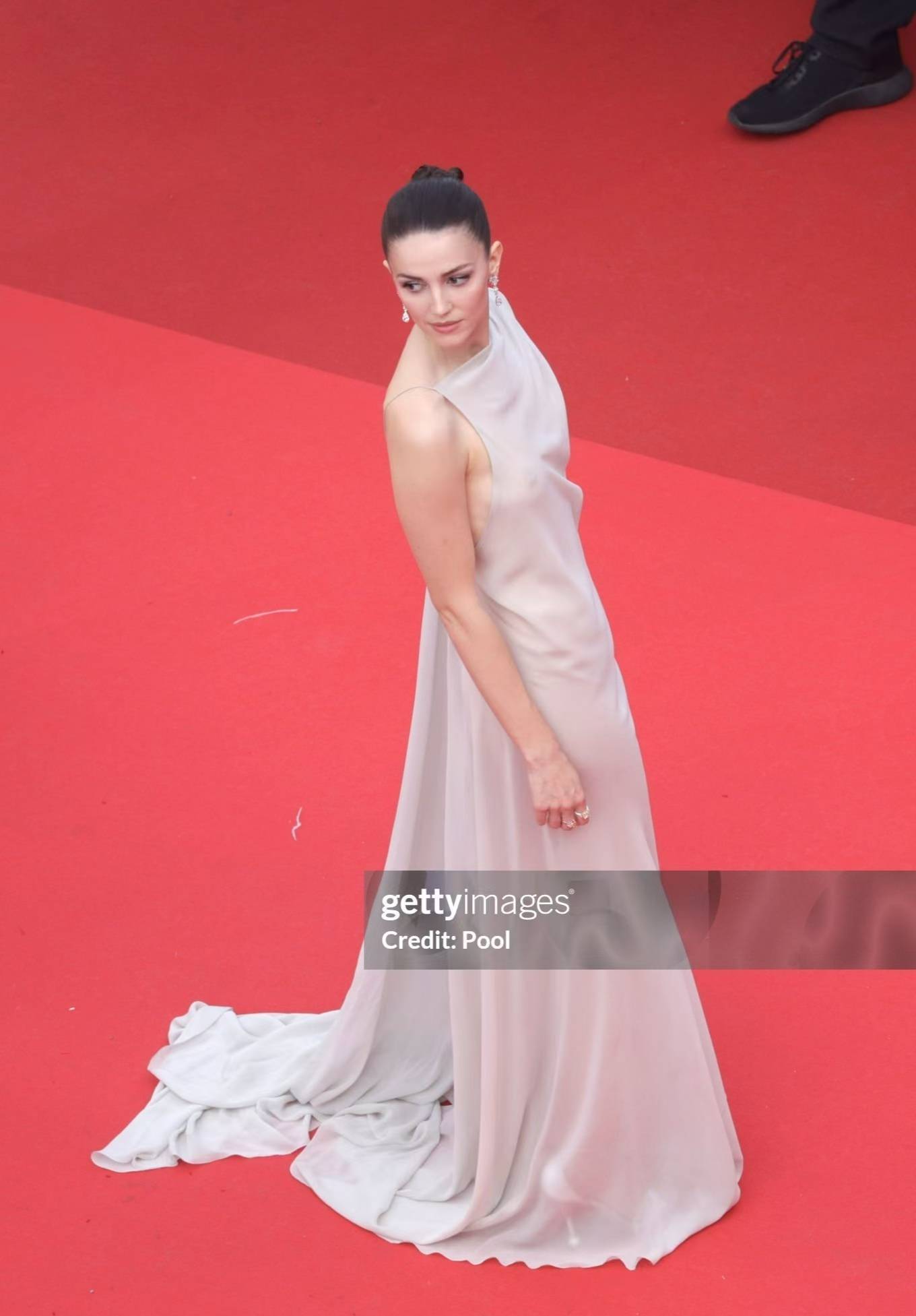 顶不住啊,性感女神艾拉·亨特:真空装出席戛纳电影节