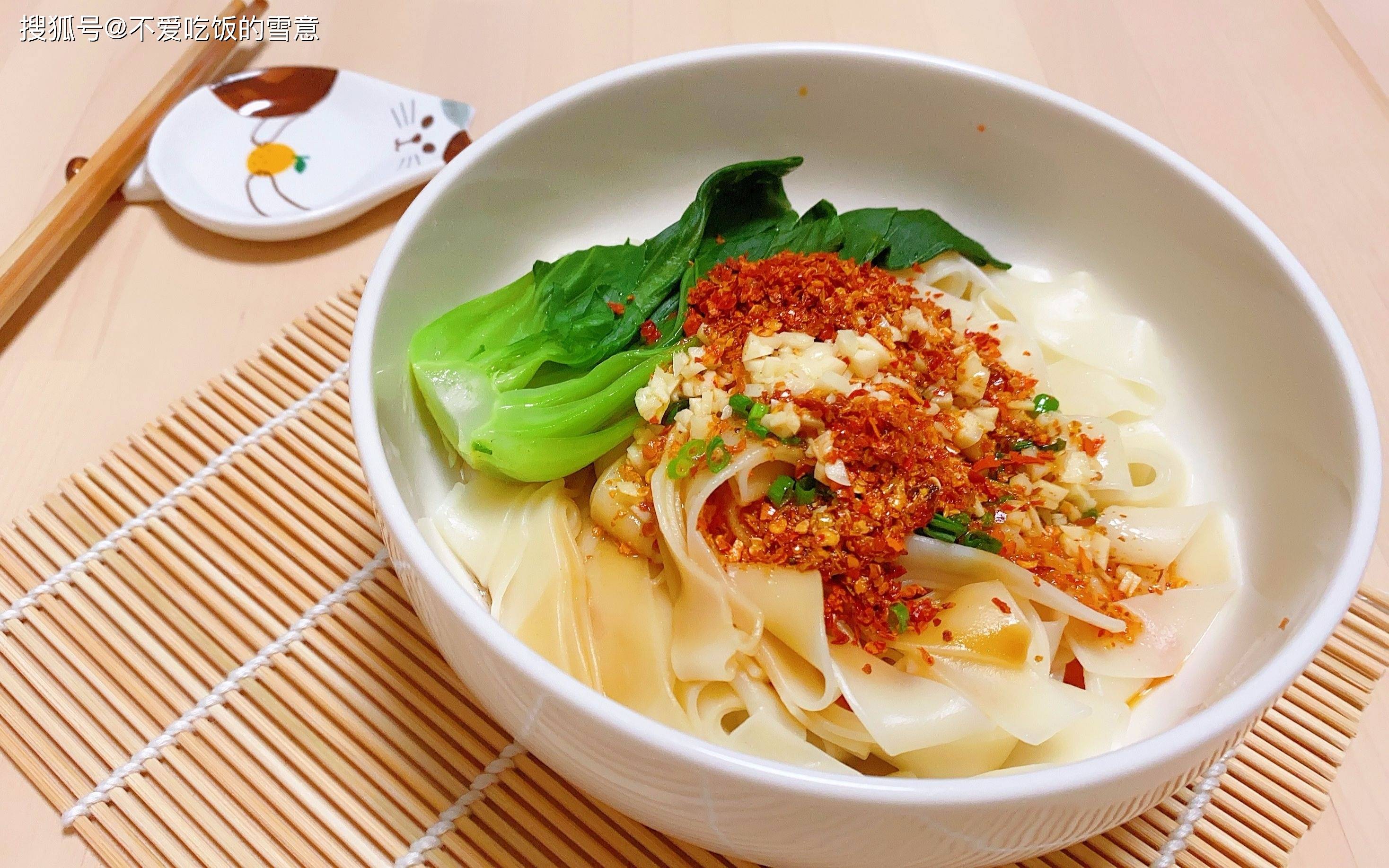《油泼面:北方面食的醇香传奇》