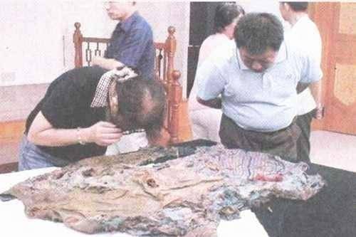 新中国成立后八十年代,光绪帝的尸骨才被重新安置,他的发辫和部分遗骨