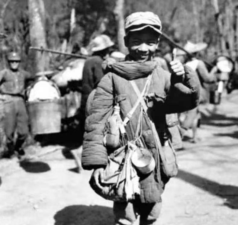小小少年真英雄当血色染红松山山峰,胜利的号角冲击云霄,残破的青天