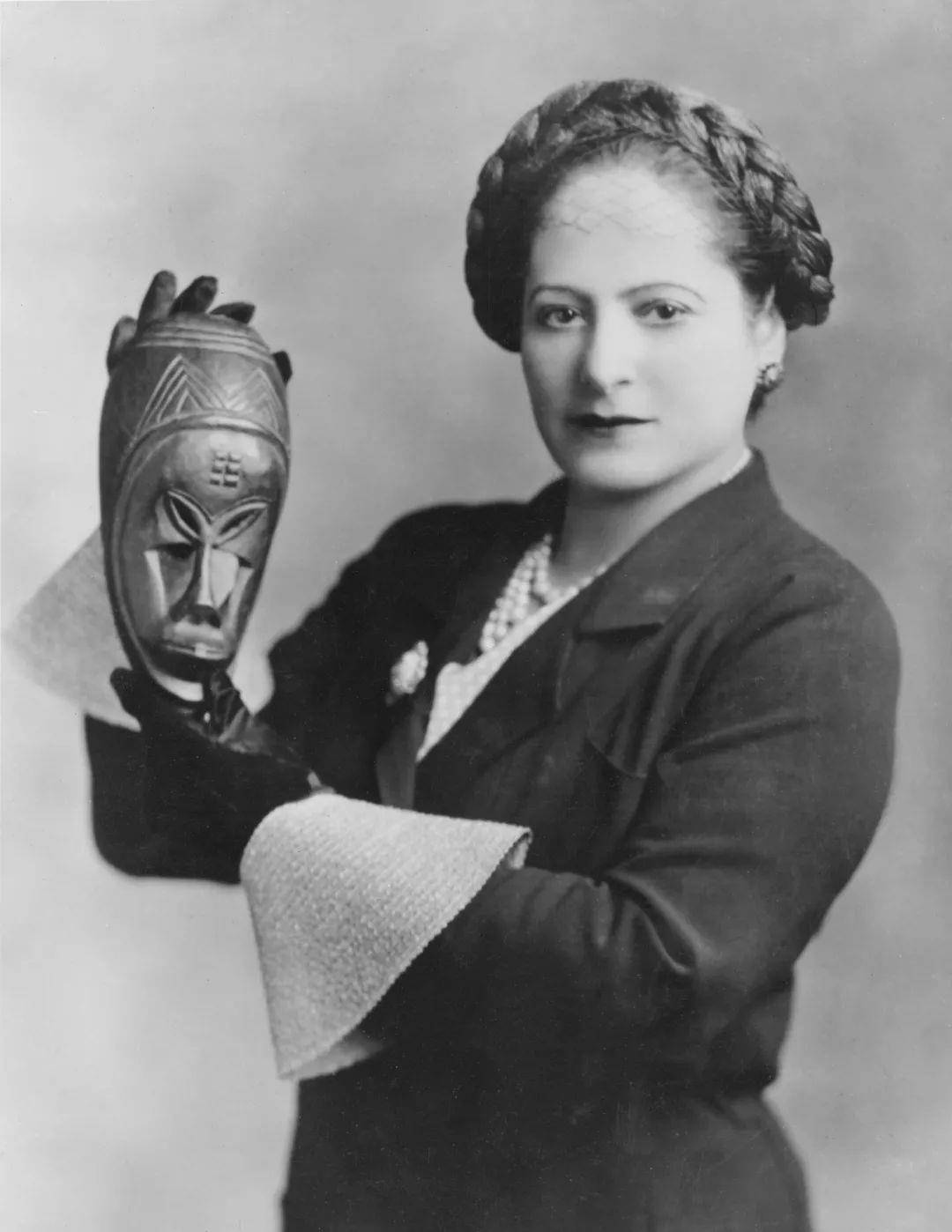 赫莲娜手持自己的非洲艺术藏品/1934 年上:1934年,赫莲娜在巴黎的公寓