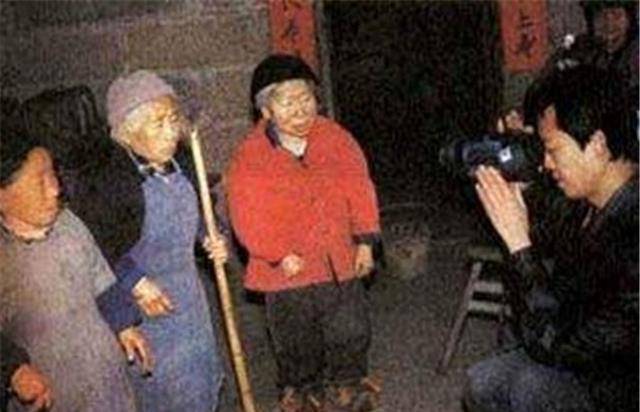 四川有一矮人村,他们5岁便不再长高,调查后发现问题在水井里