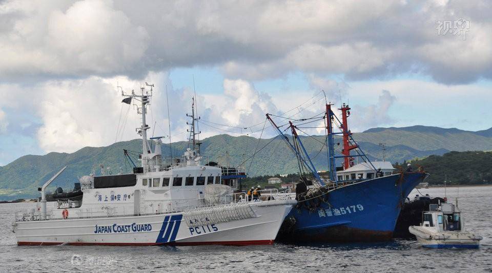 "日军舰迅速靠近詹其雄的渔船,想要阻止他们进一步的捕捞行动.