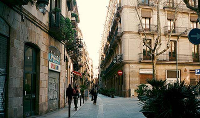 这样有趣而人性化的设计,在城市化的过程中是十分美好的存在,人与城市