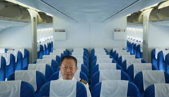 2014年,南航53岁"替补"机长8秒操作,拯救263人