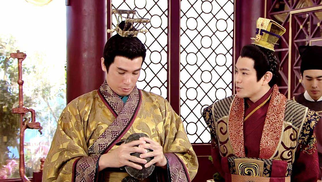 她深知以自己的地位给予不了儿子任何帮助,反而可能稍有不慎就会被