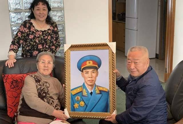 信中,她深情地写到:能够全面记录梁兴初将军的资料大半已经被烧毁,我