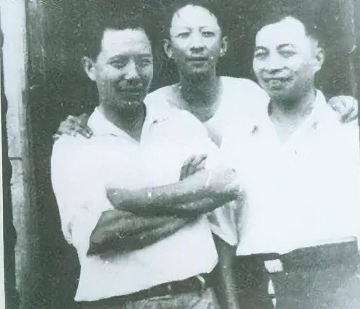 他兼卫生部副部长,被撤职,赶上授衔被推迟3年,转入军队工作