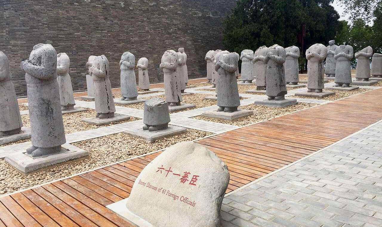 武则天陵前的61个无头石人,身份千年不明,却被两农民意外破解