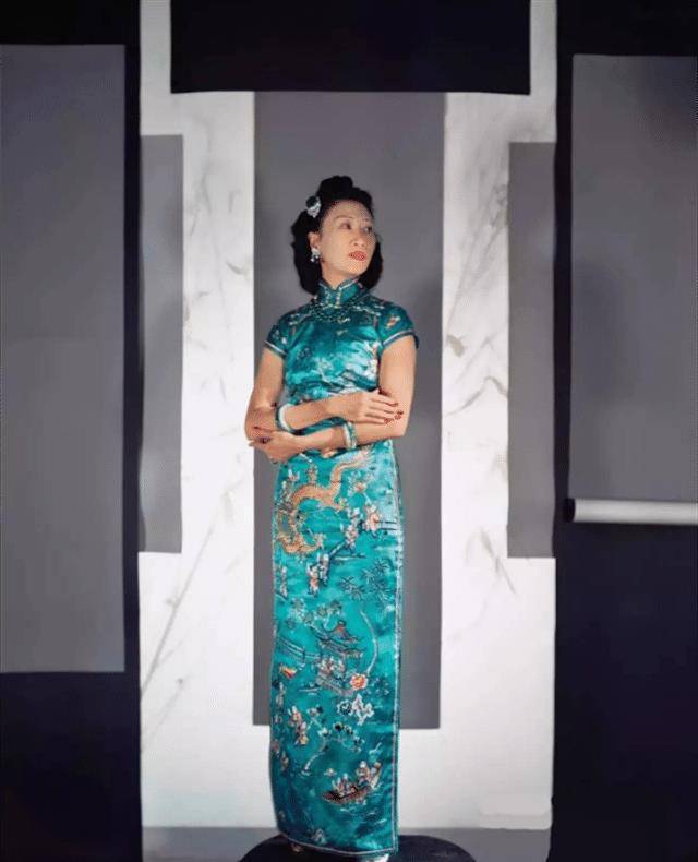 丈夫和情人打牌,黄蕙兰撒气泼他一脸水,丈夫淡定招呼牌友:继续