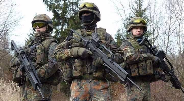 现德国特种部队通过从武装党卫军,"勃兰登部队"( 国谍报局的特种部队)