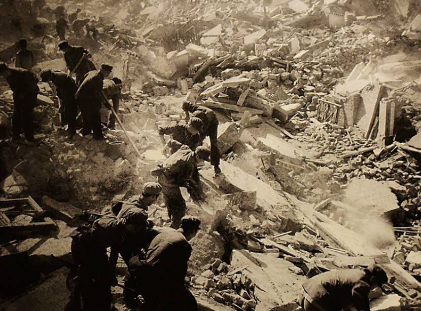 唐山地震中40次列车脱轨,油箱震碎燃起大火,900多人生死自救