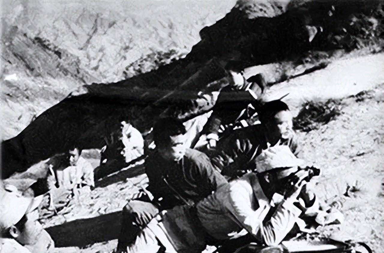 出其不意!攻打牛驼寨,炮兵们自己扛上炮筒,炮架和炮弹,打冲锋