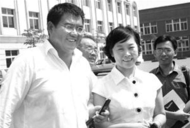 "钢铁女王"张荣华:富家女下嫁穷小子,卖豆腐起家,现身价690亿_荣程