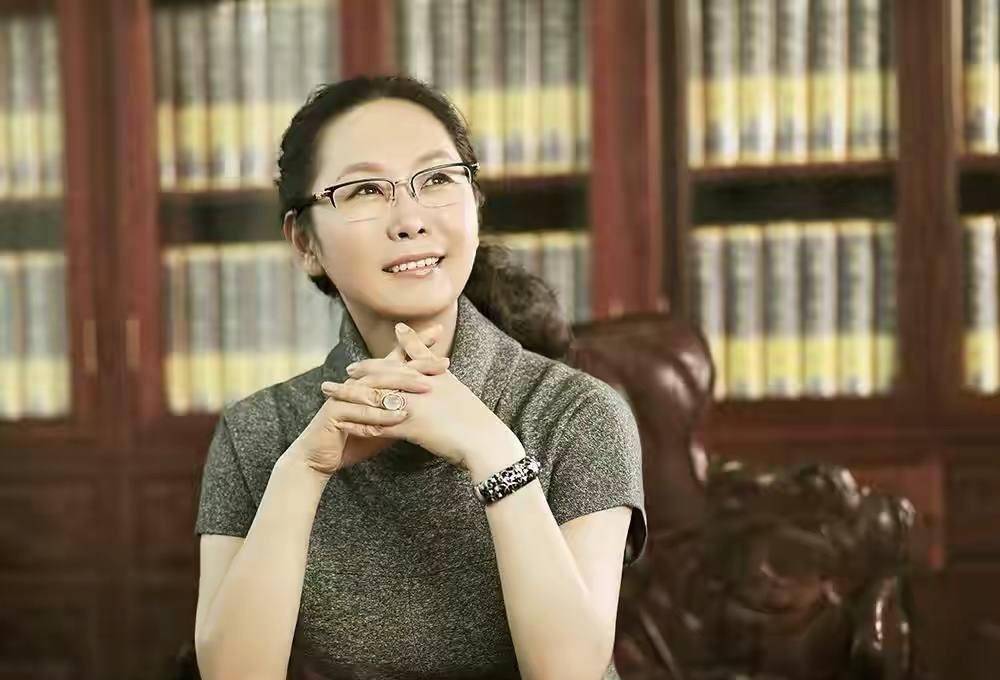 天津女首富张荣华:嫁穷小子一起卖豆腐发家,给武汉汶川各捐1亿