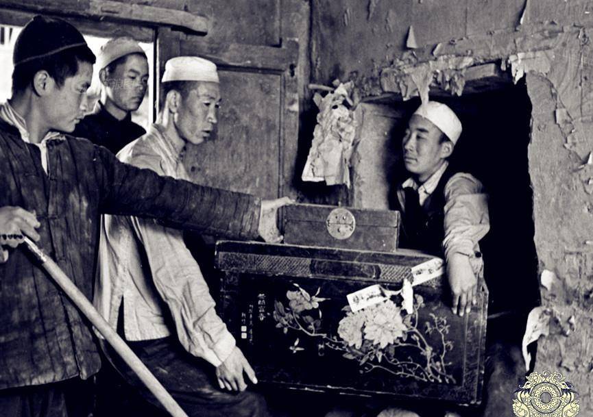 50年代批斗地主的真实场景:百姓怒指地主,地主老婆坐在地上哭闹