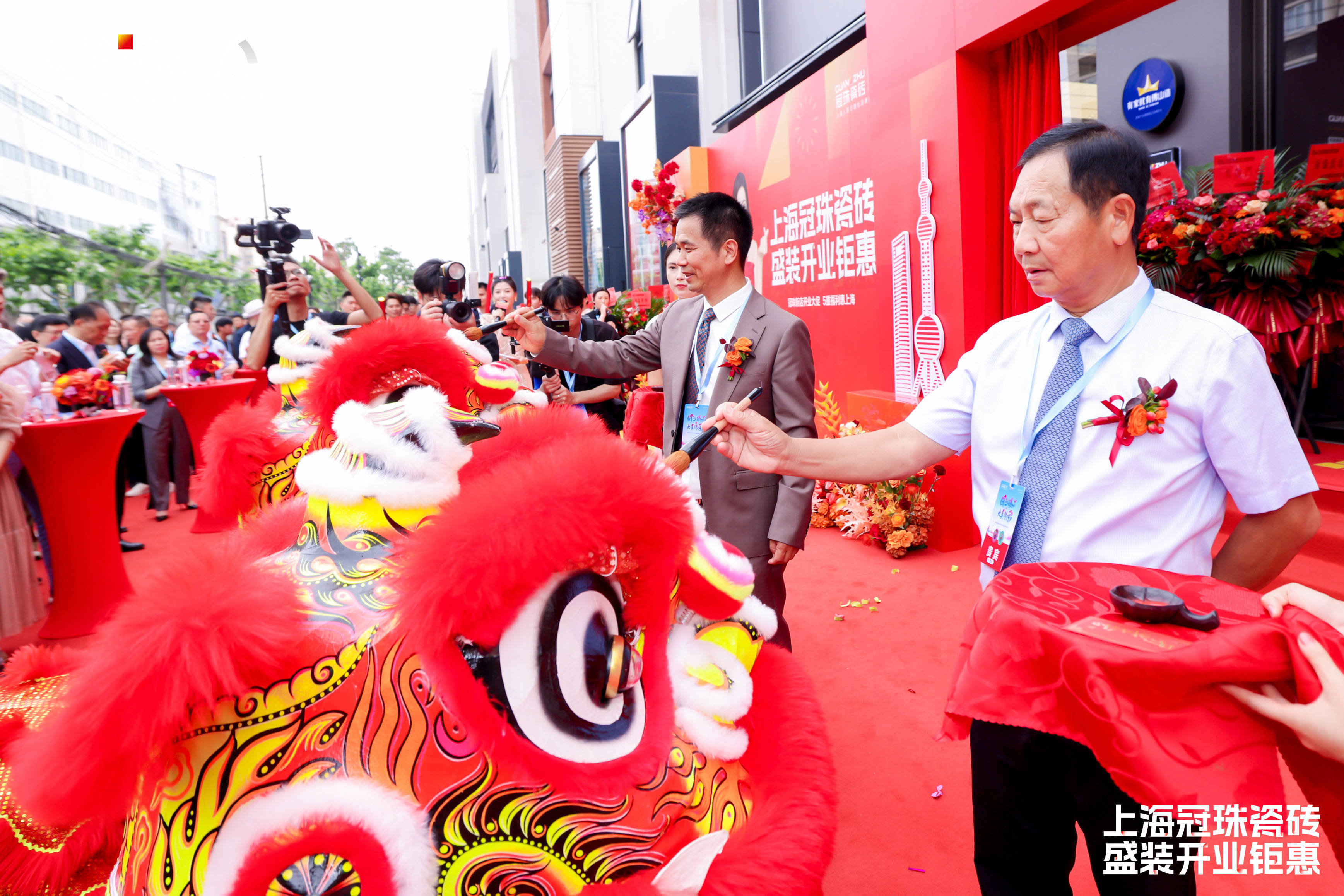 长兼总裁叶德林与集团各部门高管,冠珠瓷砖上海营销中心董事长胡温斌