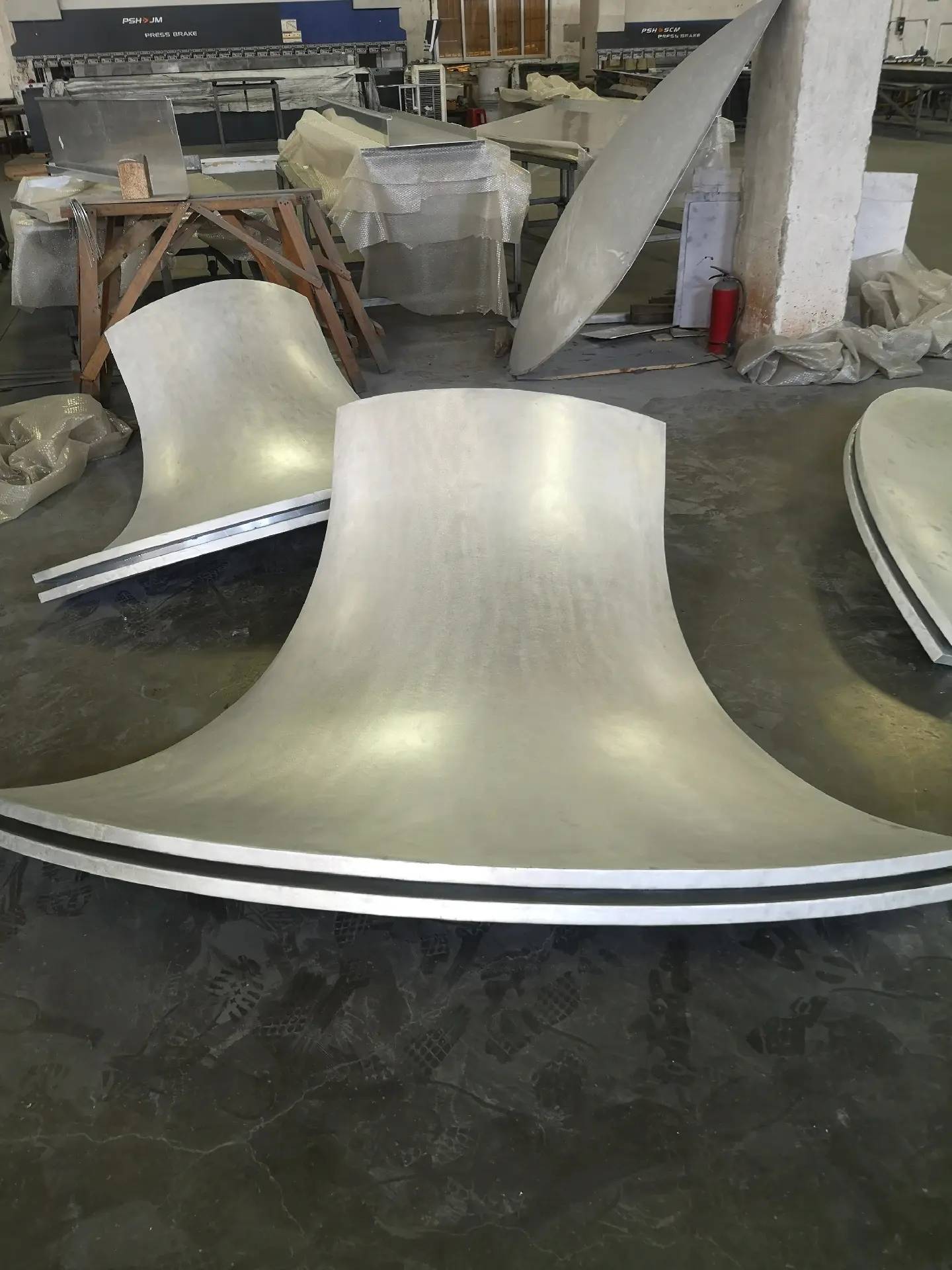 双曲铝板加工,每一刻都是精密倒计时的开始