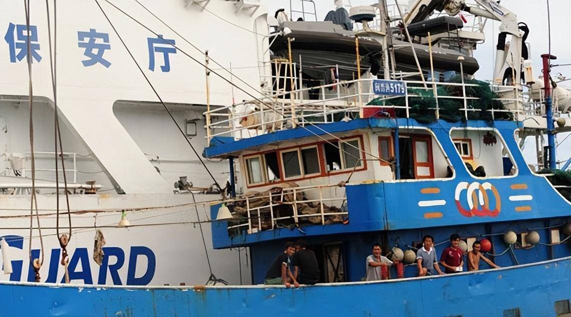 10年,海军非法入侵我国钓鱼岛,中国渔民怒撞军舰,结局怎样?