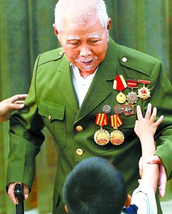 特等功臣李文祥,住破庙隐农村,一张老照片,戳露深藏多年的秘密