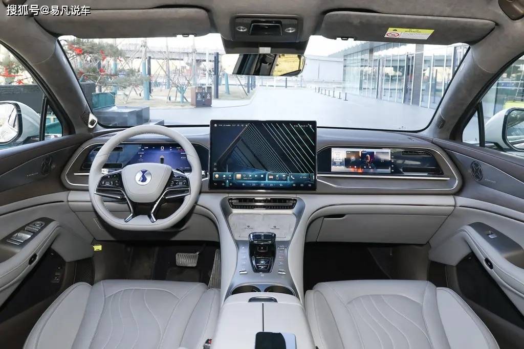 动力系统腾势n7搭载了高效的电动动力系统,提供了强劲的动力输出和