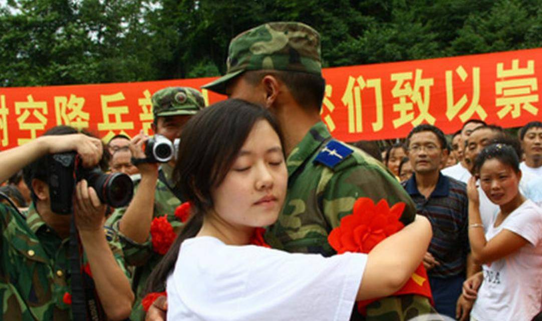 汶川地震时,被救下的22岁女孩嫁给救命恩人,13年后生活怎样?