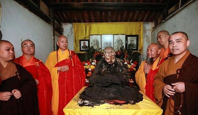 河南千年古刹,挖出神秘地宫,其中央盘坐着一具高僧不腐之肉身_法王_王