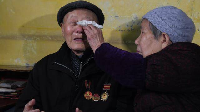 1949年,张富清在行军途中听到新中国成立喜讯,士气更加高涨